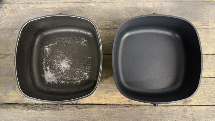 Pfannen neu beschichten Vorher-Nachher-Bild einer Pfanne: links abgenutzt und verkratzt, rechts glänzend und perfekt beschichtet.